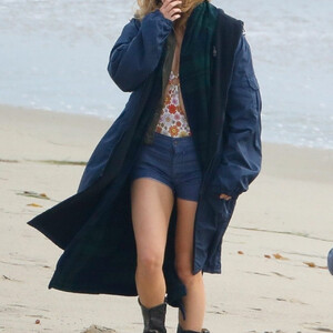 Celebrity Naked Suki Waterhouse 011 pic