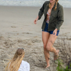 Leaked Celebrity Pic Suki Waterhouse 022 pic