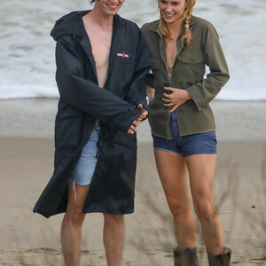 Celeb Naked Suki Waterhouse 038 pic