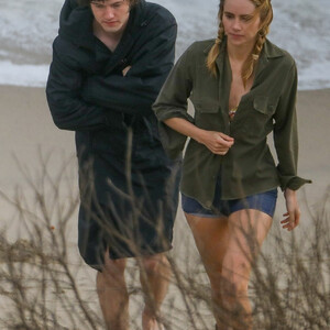 Celeb Naked Suki Waterhouse 050 pic
