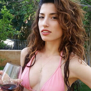 Celeb Nude Tania Raymonde 008 pic