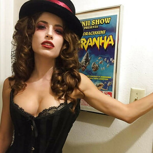 Famous Nude Tania Raymonde 018 pic