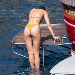 Famous Nude Taylor Marie Hill 001 pic