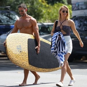 Tim Robards & Anna Heinrich Pictured at the beach in Sydney (70 Photos) – Leaked Nudes