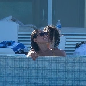 Timothee Chalamet & Eiza Gonzalez Turn Up the Heat During VERY Steamy PDA Session in Their Pool (52 Photos) – Leaked Nudes