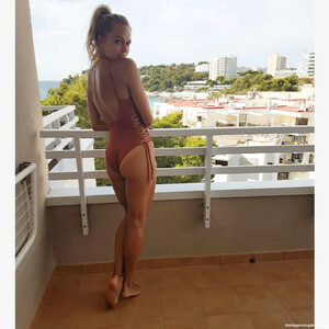 Naked celebrity picture Tonia Couch 052 pic