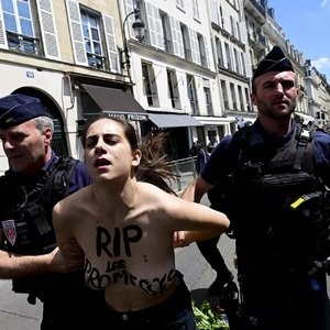 Topless Woman Protests in Front of the Elysee Palace in Paris (56 Photos) - Leaked Nudes