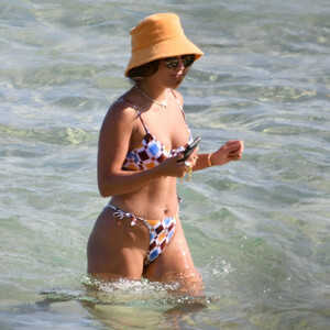 Famous Nude Vanessa Hudgens 056 pic