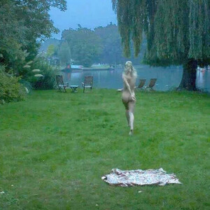 Famous Nude Vanessa Kirby 008 pic