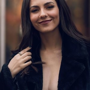 Victoria Justice Shows Her Tits in New York (3 Photos) – Leaked Nudes