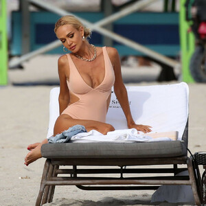 Victoria Lopyreva Shows Off Her Curves in a Swimsuit on the Beach in Miami (18 Photos) – Leaked Nudes