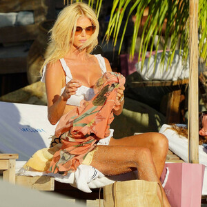 Famous Nude Victoria Silvstedt 038 pic