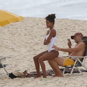 Vincent Cassel & Tina Kunakey Enjoy a Beach Day in Rio De Janeiro (22 Photos) – Leaked Nudes