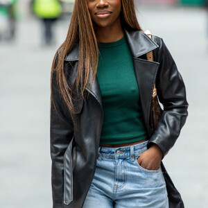 Famous Nude Yewande 015 pic