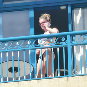 Newest Celebrity Nude Zara Holland 069 pic