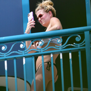 Best Celebrity Nude Zara Holland 091 pic
