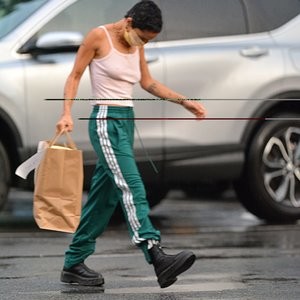 Zoe Kravitz Picks Up Take Out Food in New York (9 Photos) - Leaked Nudes