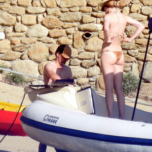 Elle Evans & Matt Bellamy are Seen For a Boat Trip in Greece (30 Photos) - Leaked Nudes
